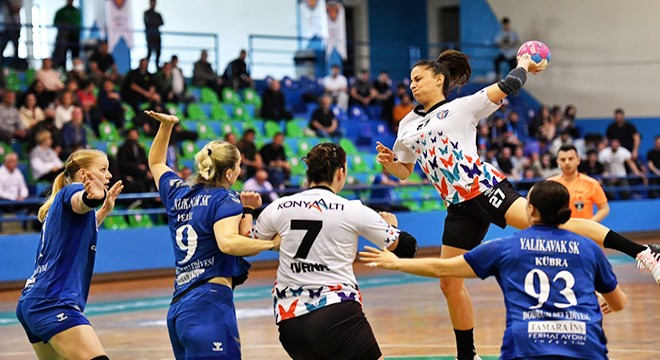 Mavi Kelebekler zirve yarışını sürdürüyor