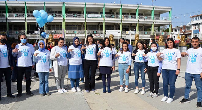 Mavi balonlar otizme farkındalık için havalandı