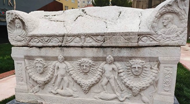Medusa kabartmalı beddua yazılı lahit müzede sergileniyor