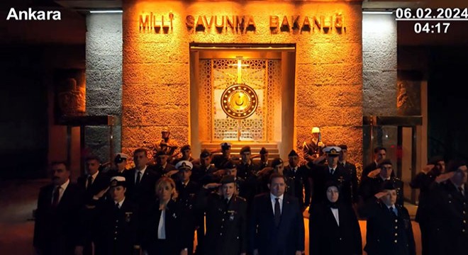 Mehmetçik'ten hayatını kaybeden vatandaşlar için saygı duruşu