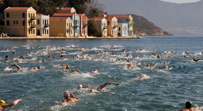 Meis'ten Kaş'a barış ve dostluk için kulaç attılar