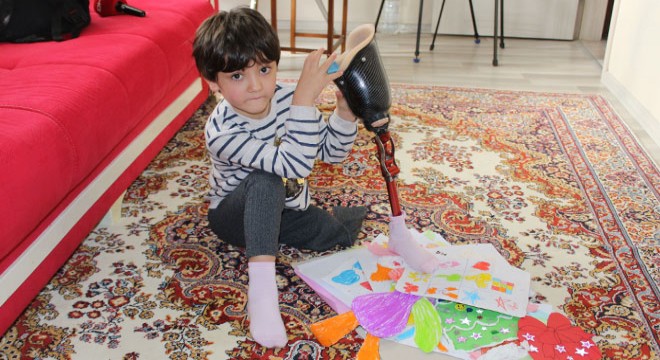 Mekanizmayla yürümeyi öğrenen Özge ilk karnesini alacak