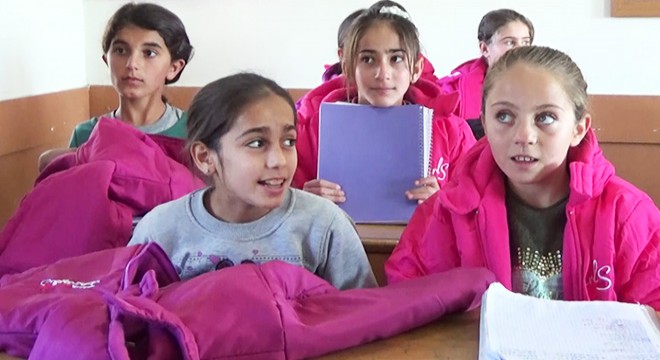 Muş'taki 450 çocuğa bot ve mont gönderdi