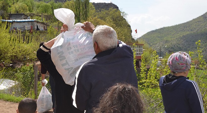 Memleketine gelip, kapı kapı dolaşarak yardım dağıttı