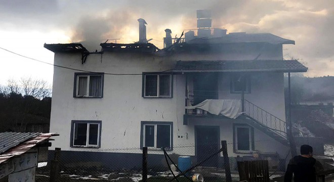 Mengen'de 2 katlı evin çatısı yandı