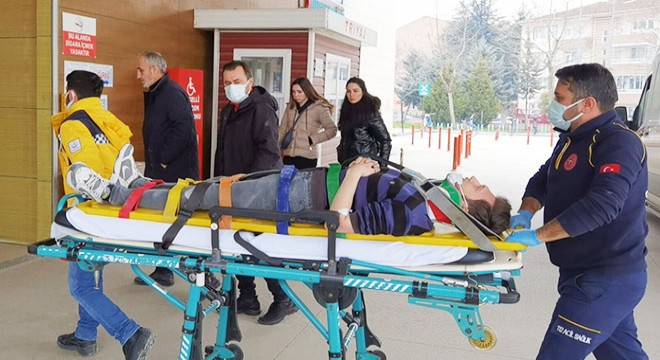 Merdiven boşluğuna düşen genç, yaralandı