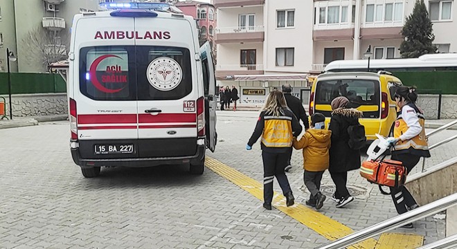 Merdivene kafasını çarpan çocuk hastanelik oldu