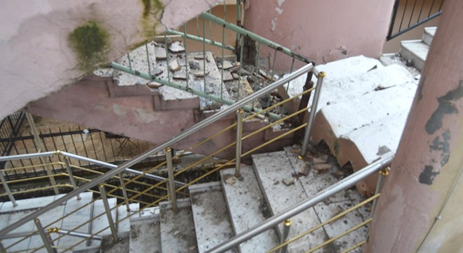 Merdivenleri çöken 50 yıllık bina mühürlendi