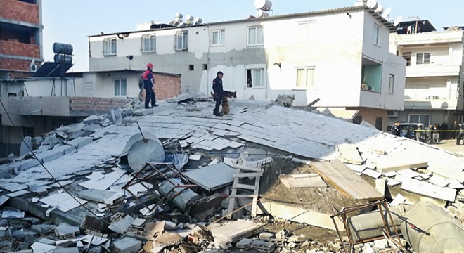 Mersin'de 5 katlı bina çöktü