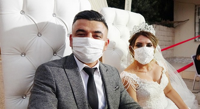 Mersin'de sağlık çalışanından 'örnek düğün'
