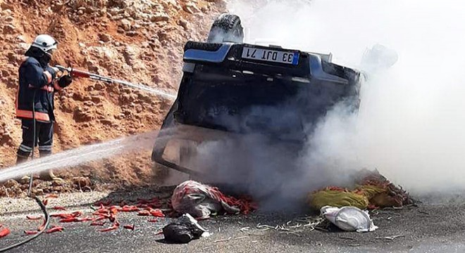 Mersin'de takla atan araç yandı