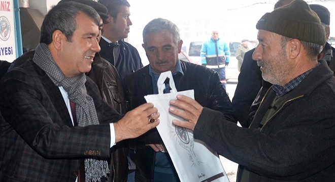 Mersin'de vatandaşa bez çanta desteği