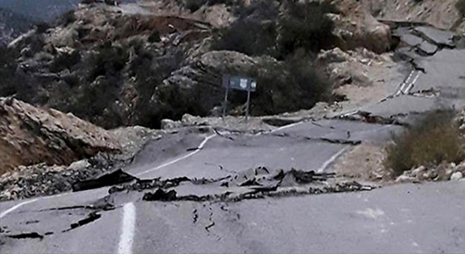 Mersin'de yol çöktü