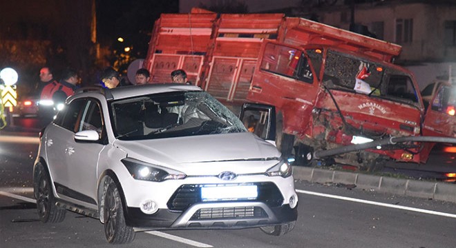 Mersin de kamyon ile otomobil çarpıştı: 4 yaralı