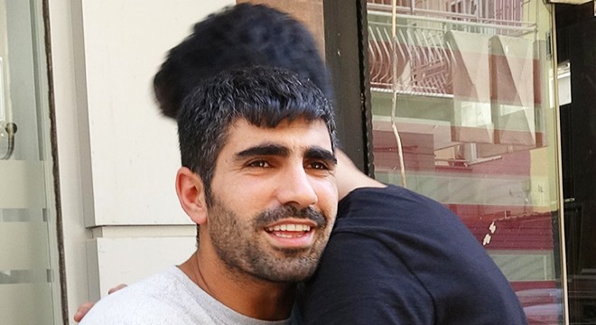 Mert, yangından kendisini kurtaran esnafla kucaklaştı