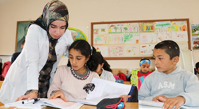 Meryem öğretmen, 'Öğrencileri üşümesin' diye odun kırıyor