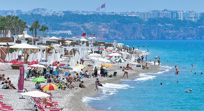 Mesafeli şezlonglarda sahil keyfi