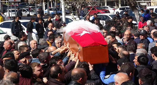 Meslektaşı tarafından öldürülen polis memuru, toprağa verildi