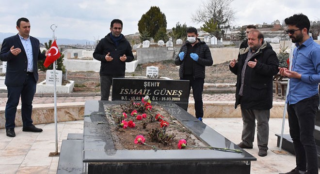 Meslektaşları, gazeteci İsmail Güneş'i kabri başında andı