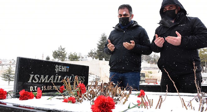 Meslektaşları, gazeteci İsmail Güneş'i kabri başında andı