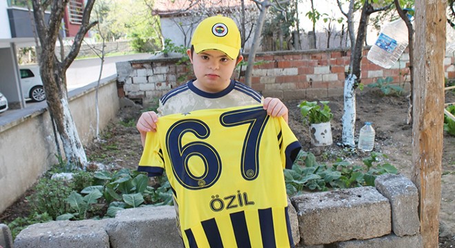 Mesut Özil’den down sendromlu Efe’ye imzalı forma