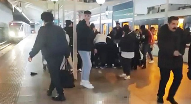 Metro istasyonunda bıçaklı kavga: 1 ölü, 1 yaralı
