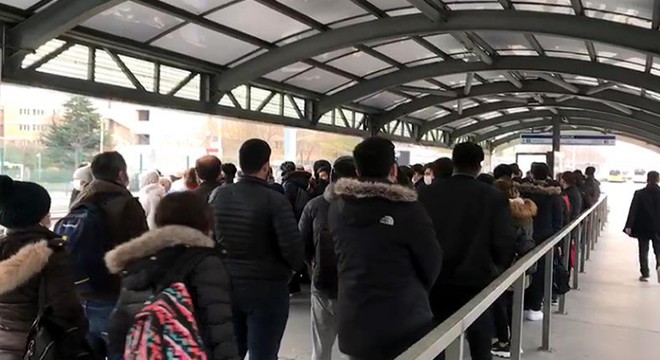 Metro ve metrobüste sabah yoğunluğu