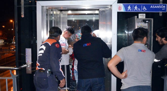 Metrobüs asansöründe mahsur kaldılar
