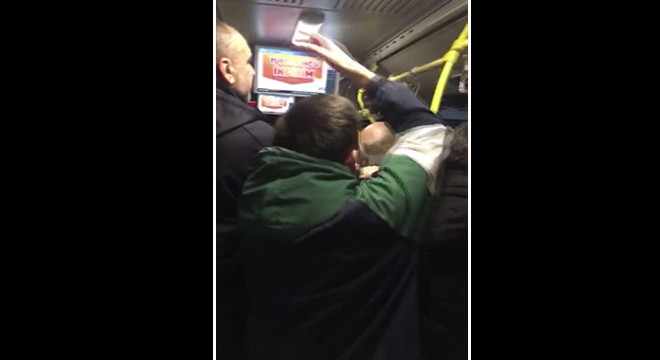 Metrobüs durağında taraftar kavgası