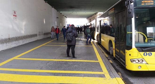 Metrobüs te  işaretli bekleme yeri  dönemi başladı