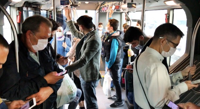 Metrobüslerin içindeki yoğunluk görüntülendi