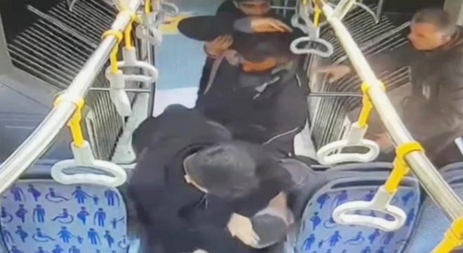 Metrobüste bıçaklı kavga