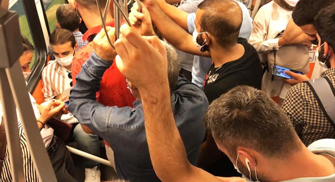 Metrobüste metroda sırt sırta yolculuk