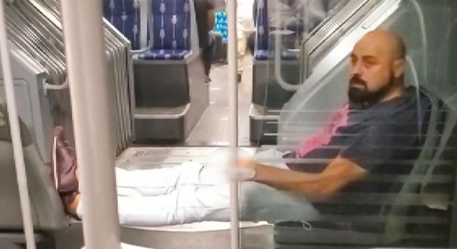 Metrobüste hem maske takmadı hem de sigara içti