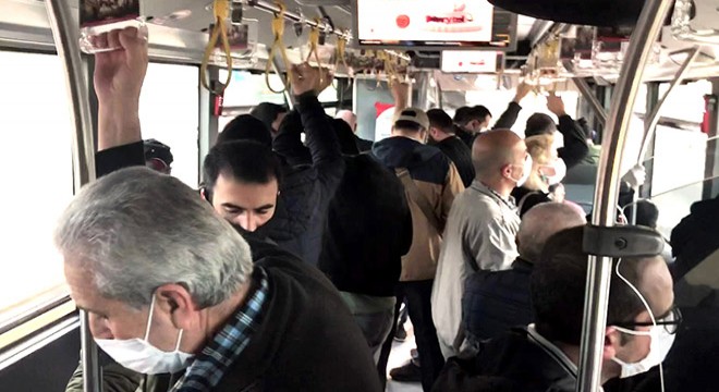 Metrobüste sabah yoğunluğu