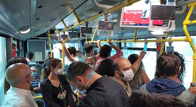 Metrobüste sosyal mesafesiz yolculuk