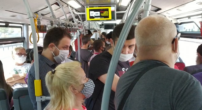 Metrobüsteki yoğunluk araç içerisinden fotoğraflandı