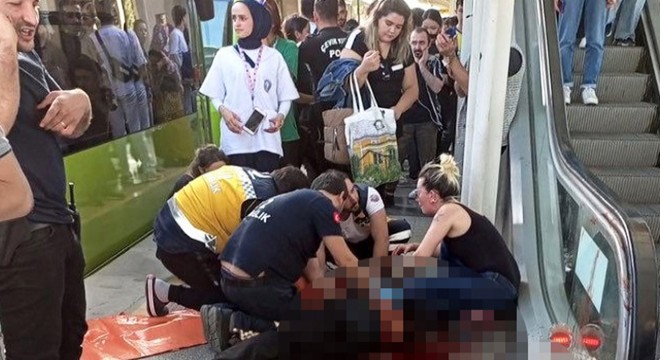 Metrodaki 'yan bakma' kavgasında göğsünden bıçaklandı