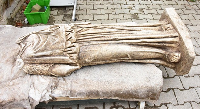 Metropolis Antik Kenti'nde 1800 yıllık kadın heykeli bulundu