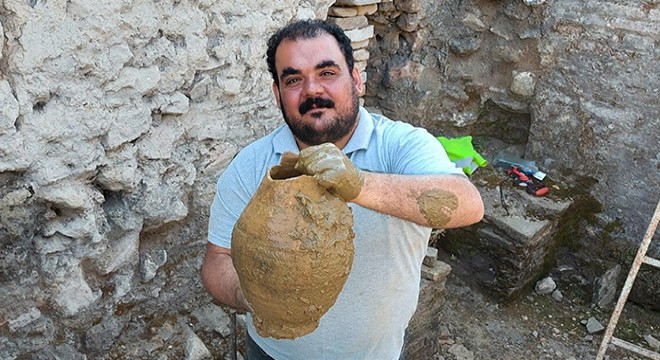 Metropolis'te ilk kez toplu halde amfora ve su testileri bulundu