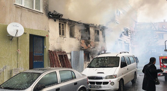 Metruk bina alev alev yandı
