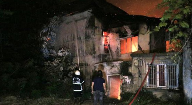 Metruk binada çıkan yangın endişe yarattı