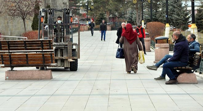 Meydandaki banklar kaldırılırken, son ana kadar oturdular