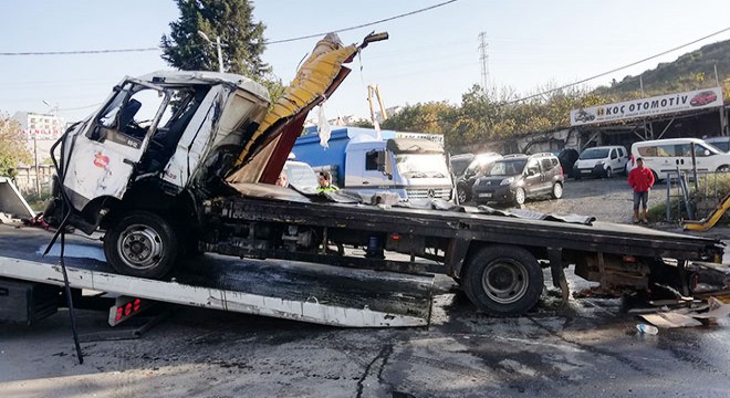 Meyve suyu yüklü kamyonet dehşet saçtı