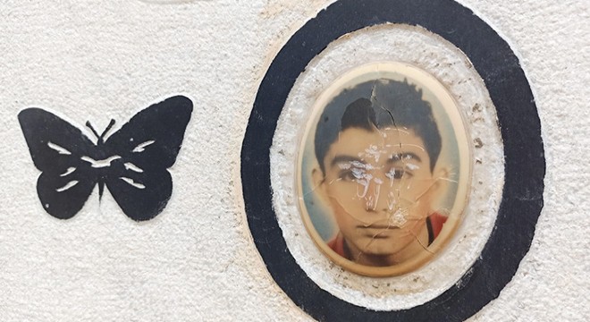Mezar taşındaki mermer fotoğrafları kırdılar