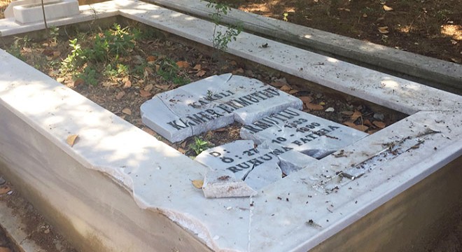 Mezar taşları kırıldı, kameralar incelemeye alındı