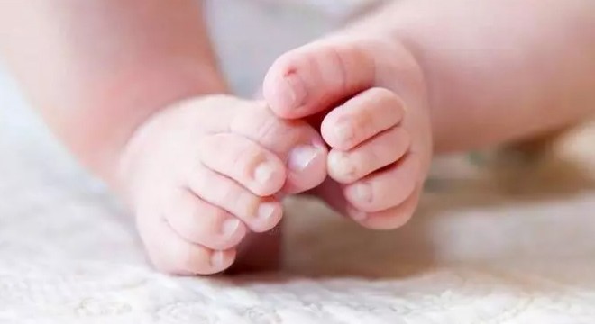 Mezarlığa terk edilen 1 günlük bebek tedaviye alındı