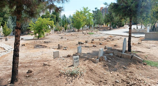 Mezarlıkta poşete sarılı yeni doğmuş bebek cesedi bulundu