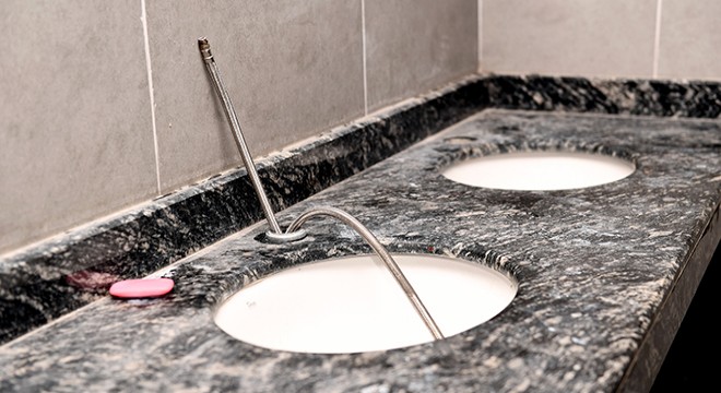 Mezarlıktaki tuvaletlerin kapı ve bataryalarını çaldılar
