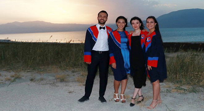 Mezuniyet fotoğrafı için gelip, Burdur Gölü'nde buluştular